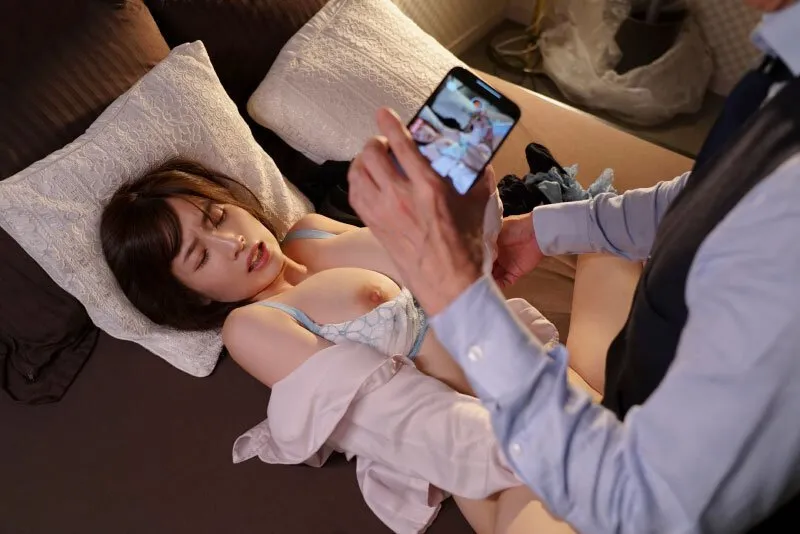 Sếp chuốc thuốc em thư ký bắt làm tình cả đêm khi đi làm ăn xa